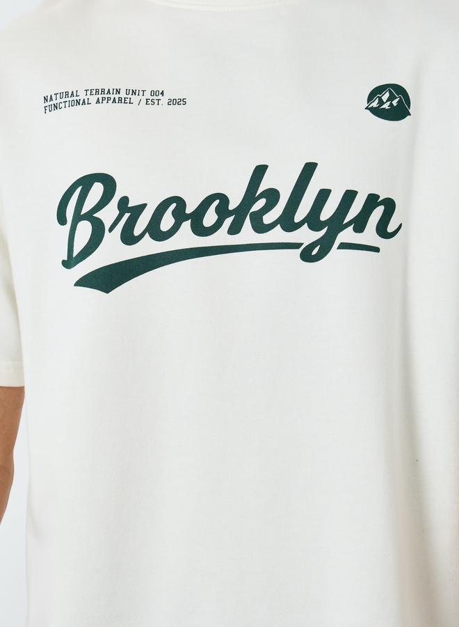 ستايلي طقم منسق من تيشيرت بطبعة جرافيك وشورت للرجال - Image 2